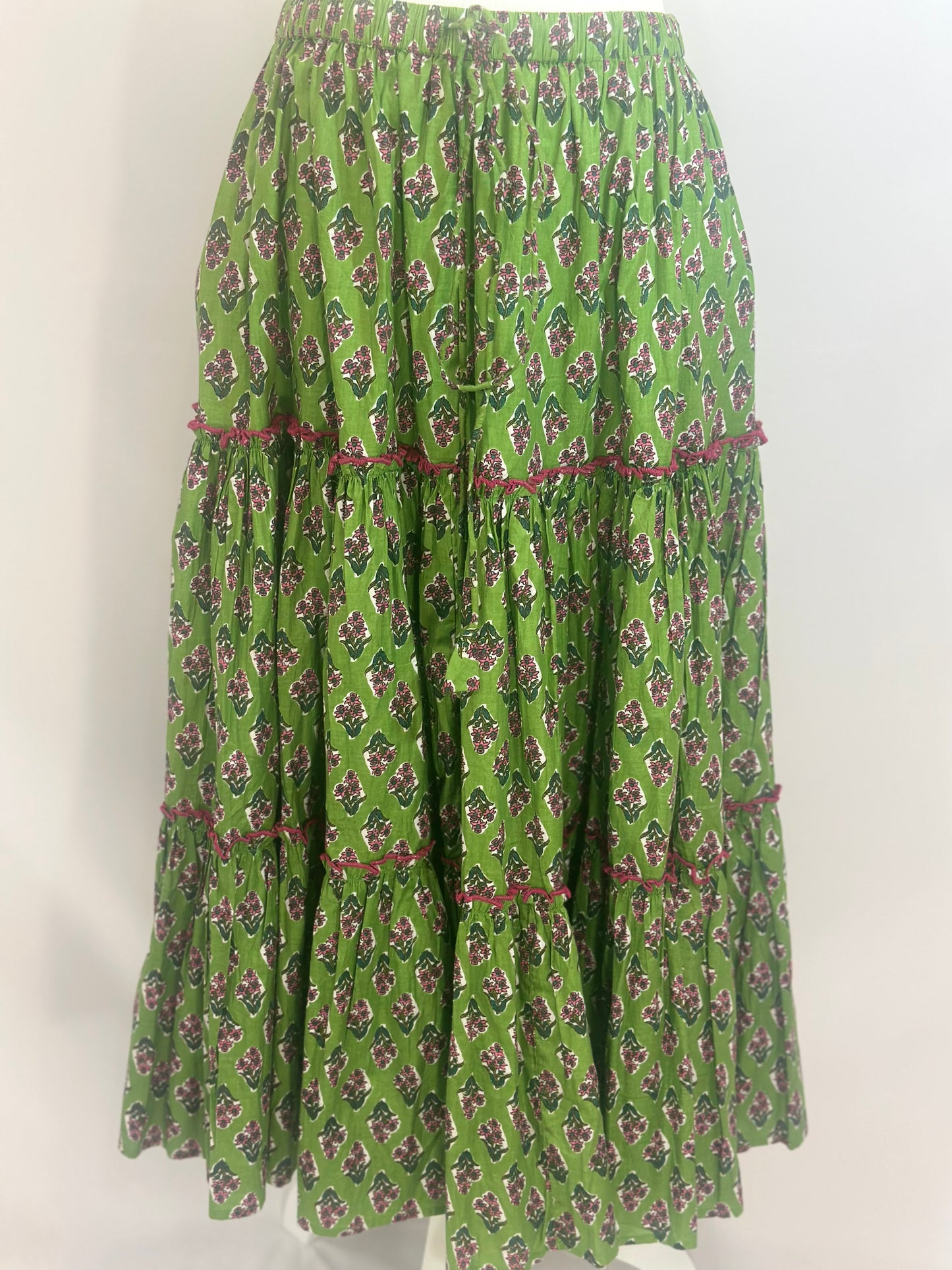 JUPE À VOLANTS AVEC TAILLE ÉLASTIQUE À CORDON ET DÉTAILS DE GARNITURE CONTRASTÉS