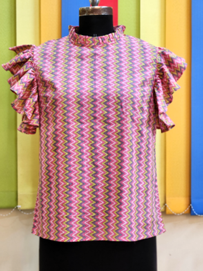 CAMISA ESTAMPADA EN ZIGZAG CON VOLANTE EN LA SISA Y APERTURA DE BOTONES EN LA ESPALDA